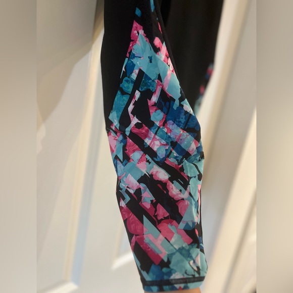 Fabletics capri leggings in black with geometric print design. - Picture 5 of 6